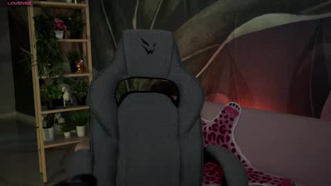 Snapshot of oliviamcclean chatting on October 8, 2025, 1:03 am Liv online show from October 8, 2025, 1:03 am