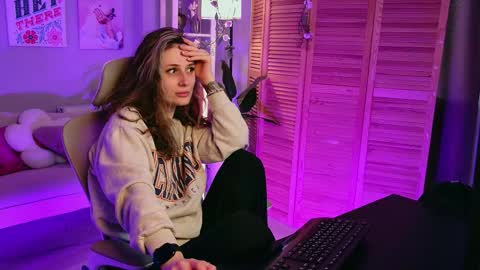 Snapshot of oliviamcclean chatting on October 31, 2025, 9:10 am Liv online show from October 31, 2025, 9:10 am