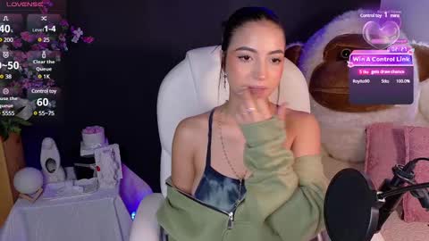 Olivia Mcneill  online show from February 7, 2025, 12:39 pm