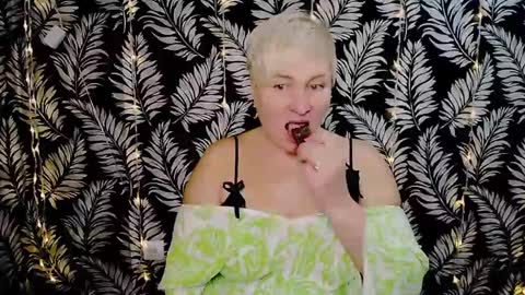 Snapshot of oliviaoskar_ chatting on December 21, 2024, 12:38 pm Kelly online show from December 21, 2024, 12:38 pm