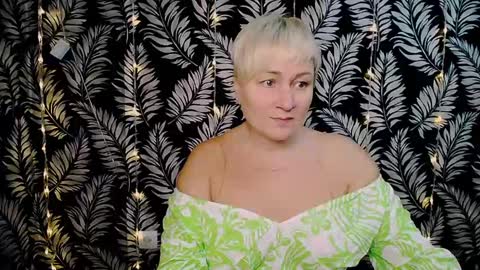 Snapshot of oliviaoskar_ chatting on December 28, 2024, 12:13 pm Kelly online show from December 28, 2024, 12:13 pm