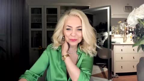 ollalla7 online show from April 12, 2026, 8:25 pm