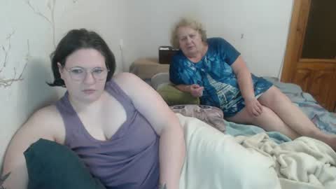 Snapshot of olyaandnetty chatting on February 19, 2025, 8:41 pm OlyaAndNetty online show from February 19, 2025, 8:41 pm