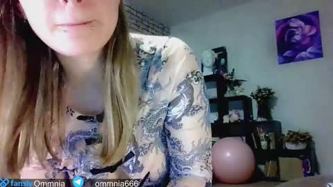 Snapshot of ommnia chatting on March 9, 2025, 7:37 pm Emma Talk only with followers online show from March 9, 2025, 7:37 pm