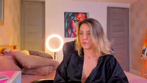 Snapshot of omstudio1994 chatting on December 17, 2024, 6:42 pm Martina Ricci online show from December 17, 2024, 6:42 pm