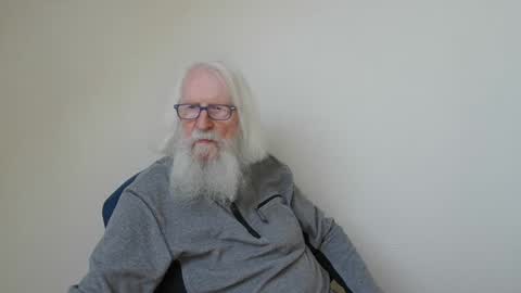 Snapshot of onanister chatting on December 16, 2024, 1:22 pm Somewhere over the rainbow online show from December 16, 2024, 1:22 pm
