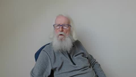 Snapshot of onanister chatting on December 19, 2024, 1:18 pm Somewhere over the rainbow online show from December 19, 2024, 1:18 pm