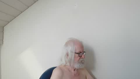 Snapshot of onanister chatting on June 25, 2026, 6:51 am Somewhere over the rainbow online show from June 25, 2026, 6:51 am