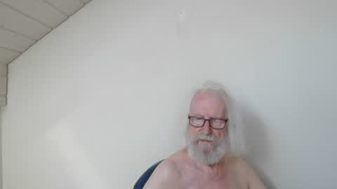 Snapshot of onanister chatting on July 8, 2026, 6:51 am Somewhere over the rainbow online show from July 8, 2026, 6:51 am