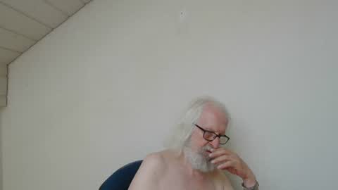 Snapshot of onanister chatting on July 15, 2026, 7:02 am Somewhere over the rainbow online show from July 15, 2026, 7:02 am