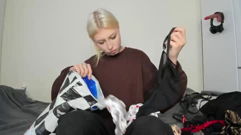 Snapshot of only_iva21 chatting on November 15, 2025, 10:45 am Iva online show from November 15, 2025, 10:45 am