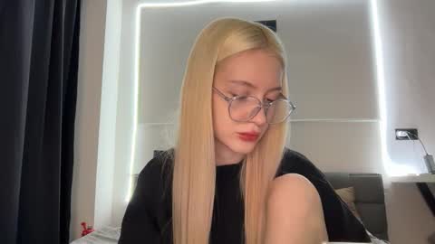 Bella and John online show from November 13, 2025, 2:54 am