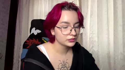 Snapshot of orahisle chatting on November 9, 2025, 12:14 pm Thea online show from November 9, 2025, 12:14 pm