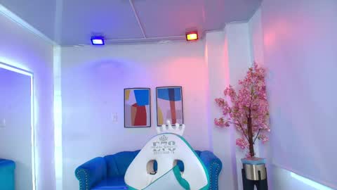 Oriana  online show from May 29, 2026, 11:41 am