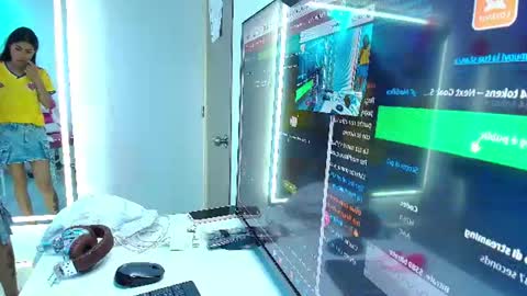 Snapshot of oriana_wood chatting on June 27, 2026, 11:37 am Oriana online show from June 27, 2026, 11:37 am