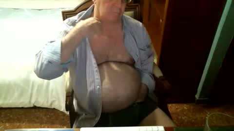 Snapshot of oscarw chatting on December 15, 2025, 5:39 pm Oscar online show from December 15, 2025, 5:39 pm