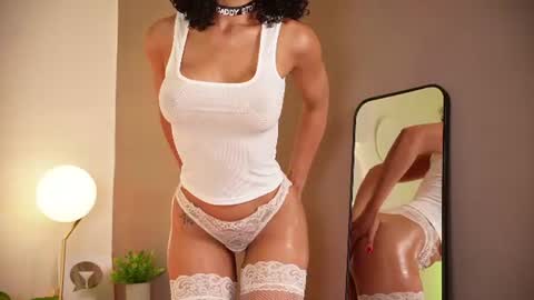 Snapshot of oshun_25 chatting on June 20, 2026, 9:50 pm Oshun online show from June 20, 2026, 9:50 pm