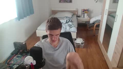 OverkneeBabe online show from March 10, 2026, 7:46 am