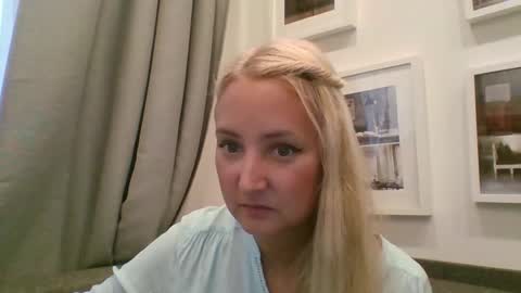 Snapshot of oxifoxi chatting on October 6, 2025, 10:02 am oxifoxi online show from October 6, 2025, 10:02 am