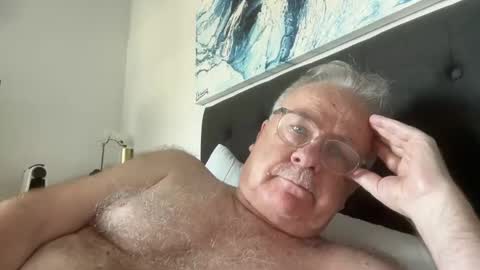 ozhairybearxxxx online show from December 12, 2024, 3:43 am