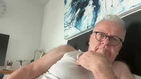 ozhairybearxxxx online show from December 31, 2024, 1:04 am