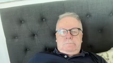 ozhairybearxxxx online show from March 29, 2026, 2:33 am