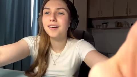 Lia online show from June 8, 2026, 3:23 pm