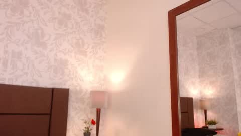 paolagh_ online show from November 19, 2025, 3:28 am