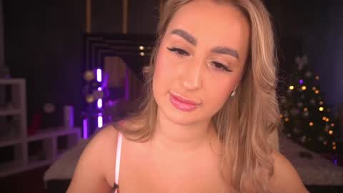 Snapshot of paolamola chatting on December 29, 2024, 11:29 am Lia online show from December 29, 2024, 11:29 am