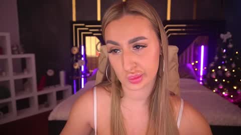 Snapshot of paolamola chatting on January 5, 2025, 9:05 am Lia online show from January 5, 2025, 9:05 am