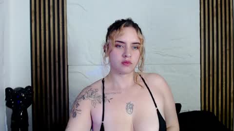 Snapshot of paris_bby_ chatting on January 8, 2025, 5:27 am Lizz online Monday to Saturday from 9pm to 5am Colombia time online show from January 8, 2025, 5:27 am