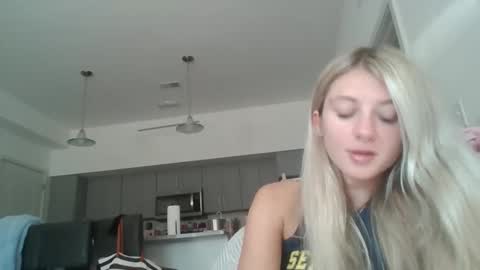 parisbaby2000 online show from October 27, 2025, 3:05 pm