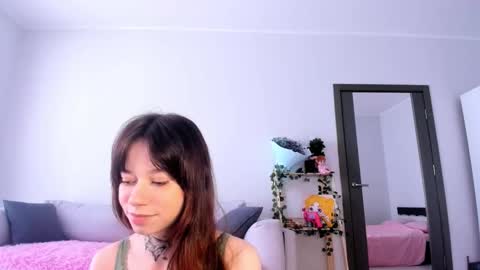 Bella online show from October 2, 2025, 3:02 am