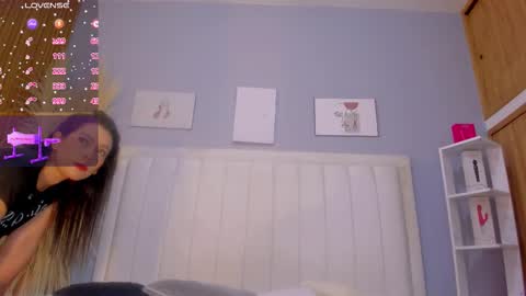 Pau online show from November 10, 2025, 7:57 pm