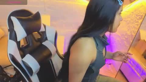 Snapshot of paulette_v chatting on June 26, 2026, 1:15 pm Live 800am 200pm COLOMBIAN HOUR online show from June 26, 2026, 1:15 pm