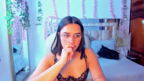 paulha_miller online show from October 7, 2025, 12:02 pm