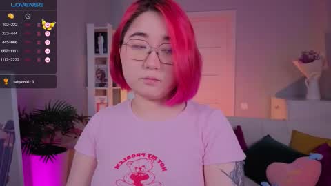 Snapshot of peach_shy chatting on September 26, 2025, 7:01 am Lilian online show from September 26, 2025, 7:01 am