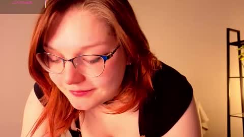 Snapshot of peachymochi chatting on February 17, 2026, 10:16 pm Seraphina online show from February 17, 2026, 10:16 pm