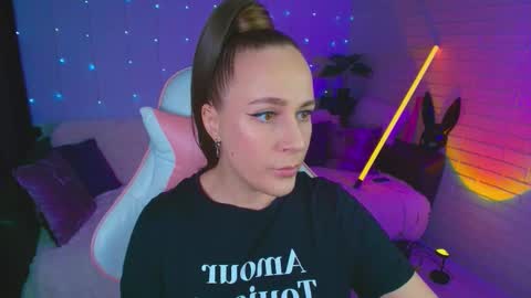 Dia  online show from December 2, 2025, 2:28 am