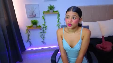 pequitasmedusa9 online show from October 14, 2025, 7:03 pm