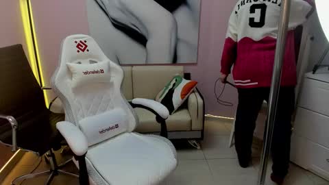 horror flying on the wings of the night.... online show from December 22, 2025, 3:53 pm