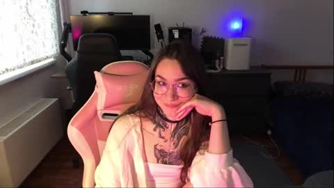 petal_dust_ online show from March 26, 2026, 2:44 pm