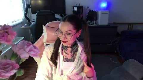 petal_dust_ online show from April 8, 2026, 1:33 pm