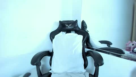 petite_amor online show from October 6, 2025, 7:55 pm