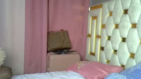 Snapshot of petite_lunar chatting on November 16, 2025, 2:55 pm Lunar online show from November 16, 2025, 2:55 pm