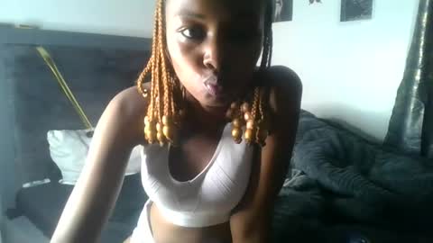 petite_queen69 online show from June 12, 2026, 10:52 pm