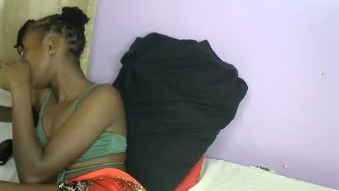 Snapshot of petite_star2 chatting on November 10, 2025, 10:36 am petite_star2 online show from November 10, 2025, 10:36 am