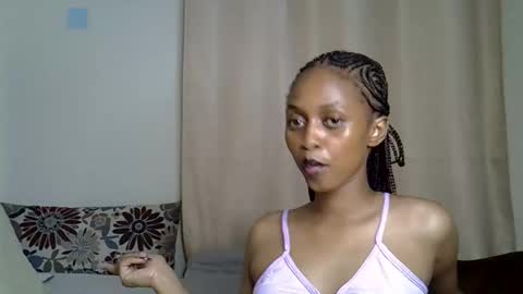 Snapshot of petitecaramell chatting on October 15, 2025, 9:26 pm Caramel online show from October 15, 2025, 9:26 pm