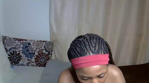 Snapshot of petitecaramell chatting on October 27, 2025, 3:27 pm Caramel online show from October 27, 2025, 3:27 pm