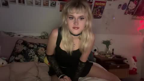 Snapshot of petitecrystals chatting on October 15, 2025, 1:50 am Crystal online show from October 15, 2025, 1:50 am